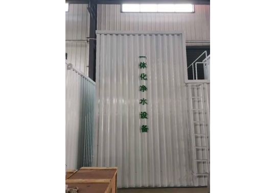 生活廢水處理設備系統(tǒng)軟硬件：由混凝土池、沉砂池、過濾池、水體平穩(wěn)加藥設備、反清洗設備、離心水泵及電控柜構成